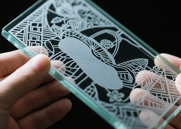 Pengontrol laser sing kudu aku pilih kanggo kaca ukiran laser?